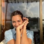 Kriti Kharbanda Instagram - Beating #mondayblues ! Always the #sunshinegirl 💙 . : . #grateful #happy #whatmondayblues