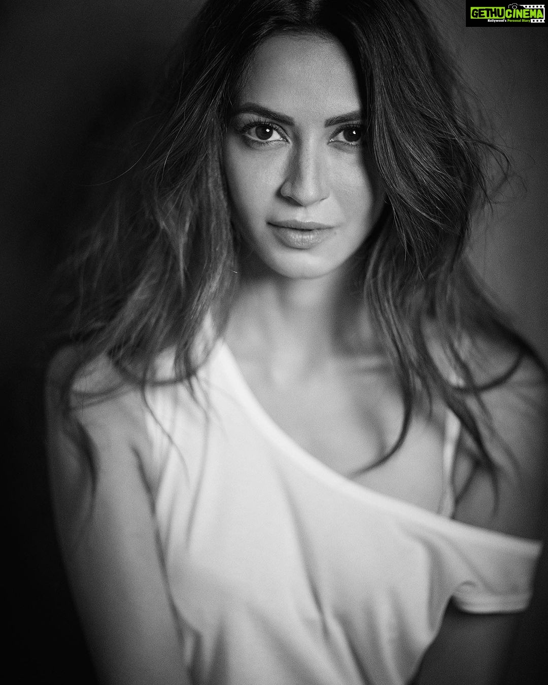 Kriti Kharbanda Instagram - The white T series by @rohanshrestha 🫶🏻 . . . #tgif #whitetseries