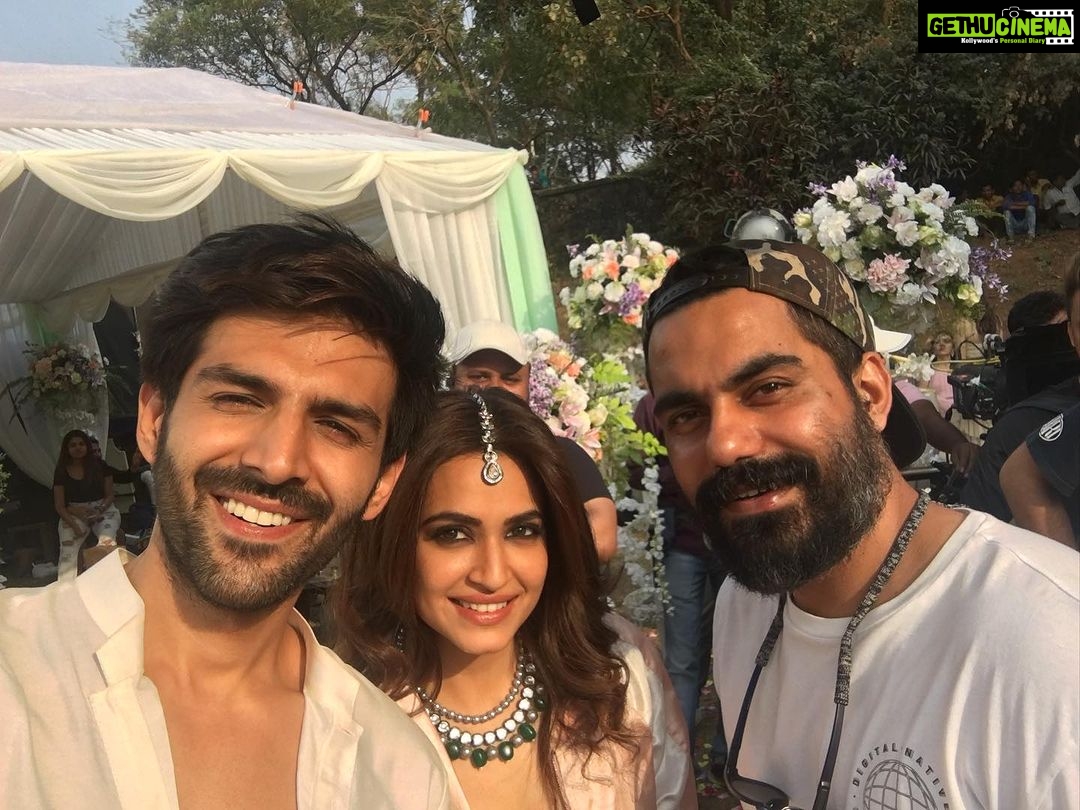 Kriti Kharbanda Instagram - Guest in London! A movie with many firsts! The first time I worked with @panorama_studios :) they welcomed me with open arms and I made so many new friends on this set, whom I can proudly call my friends even today. Ashwini dhir sir, our director not only gave me the opportunity to act in this film, but also share screen space with the greats of our industry. @tanviazmiofficial @pareshrawalofficial ♥️ I had the most fun on set with these two! They’re happy souls and it shows. Ah, the things I’d do to go back and relive my time with them! @kartikaaryan from a fab costar to a dear dear friend. We came a long way. We were two passionate, driven and motivated actors. Always trying to do what’s best for the film and for ourselves. From discussing our debuts, to our future to our dreams. This journey was so adventurous! @abhishekpathakk thank u for being the shoulder I could cry on 🤭😂🤗! To everyone else I’m unable to mention here, just know that you’ve genuinely made a difference, and I’m glad our paths crossed! ♥️ . . #6yearsofguestinlondon #throwback #anaya