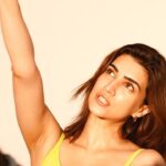 Kriti Sanon Instagram – Behind the scene madness of our first ever Hyphen shoot— live now on my YouTube Channel! 👀💋

@letshyphen