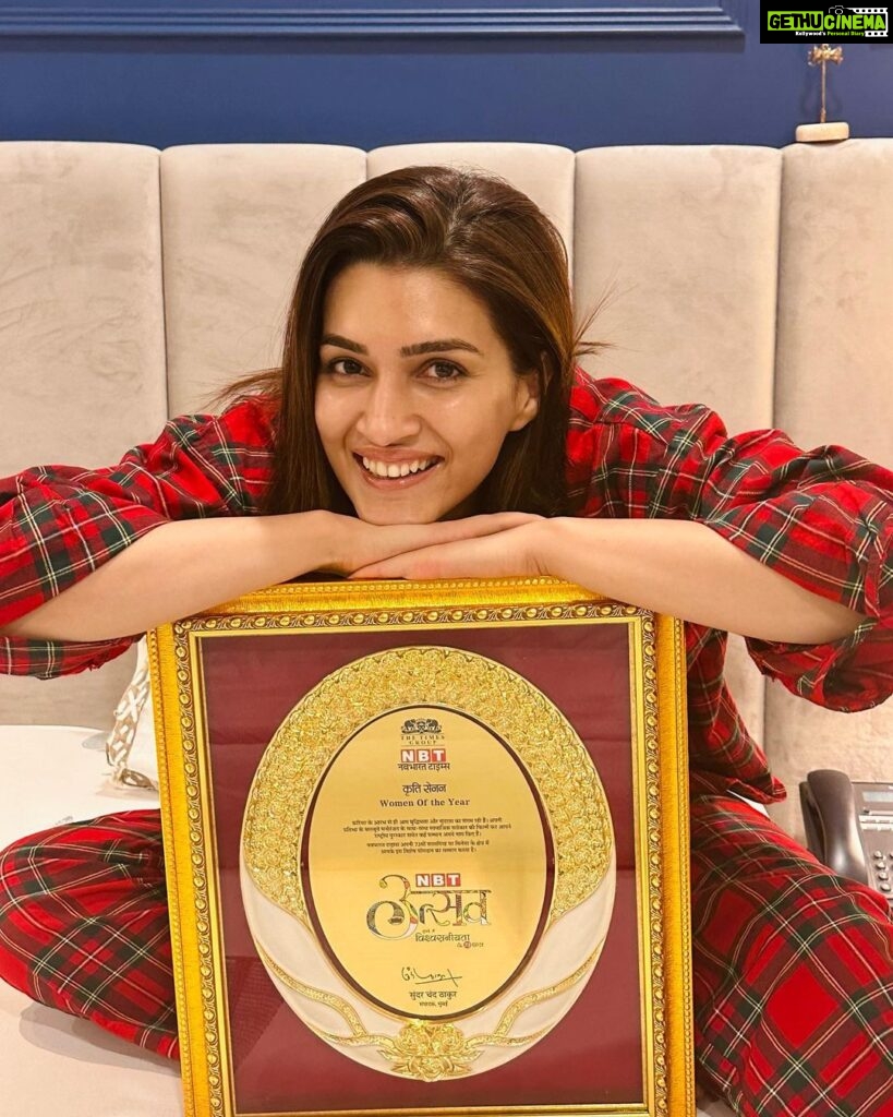 Kriti Sanon Instagram - #WomanOfTheYear 💃🏻🦋 is happy in PJs ready to hit the bed with a lot of gratitude in ❤️! Thank you @nbt_news for this honour!🙏🏻