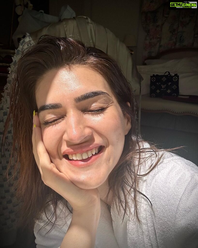 Kriti Sanon Instagram - Sunkissed - Hydrated - Happy ☀️🧖‍♀️💧🥰 Fresh out of shower, sitting in the sunlight- besttttt feeling ☀️♥️