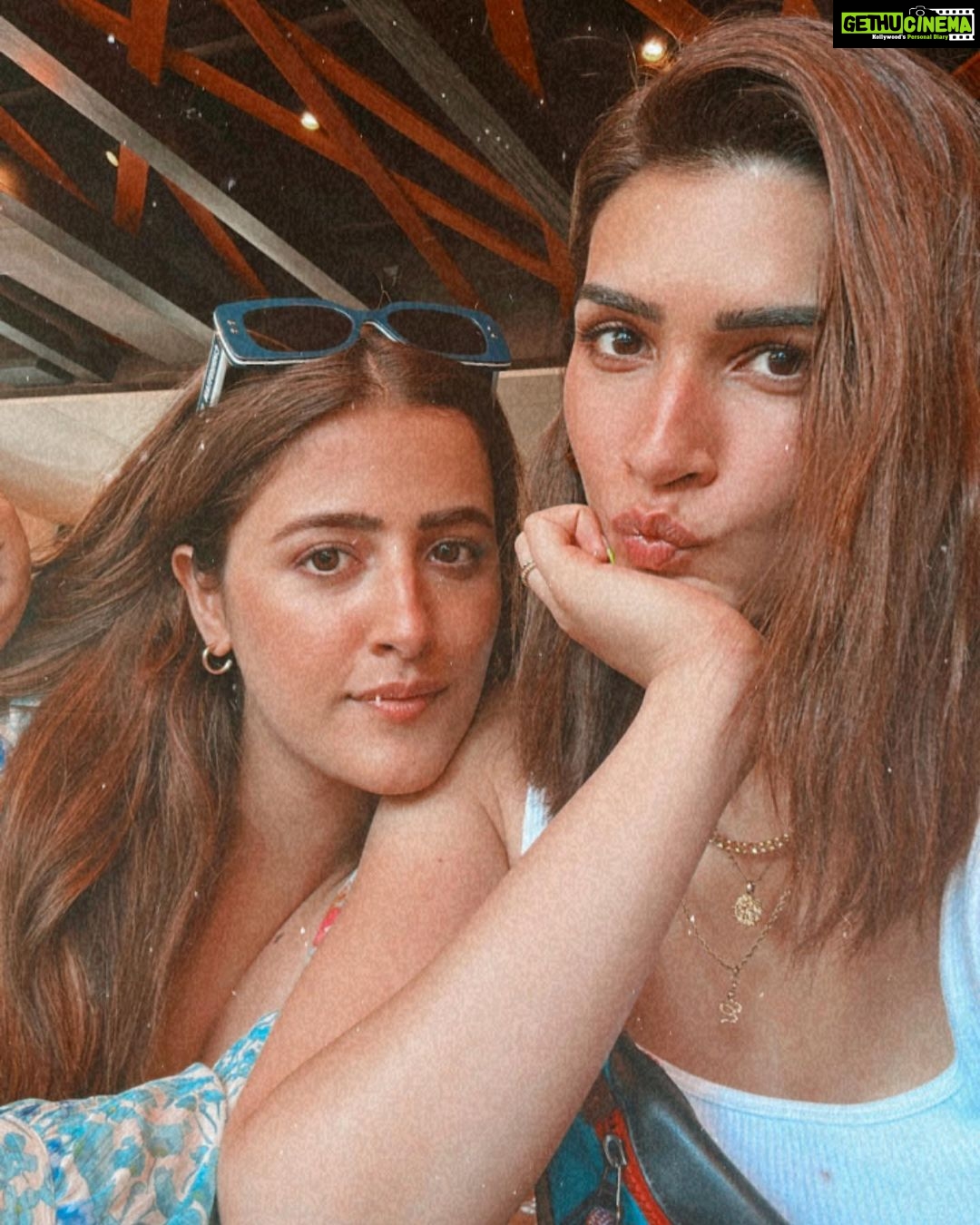 Kriti Sanon Instagram - Chaotic - Super Fun - Memorable From missing flights to forgetting phones in cabs, to magic shows, pouts, butterflies, songs on streets and incredible nights.. Vegas- thank you for a memorable weekend! π₯³π«Άπ»π @nupursanon @sukritigrover