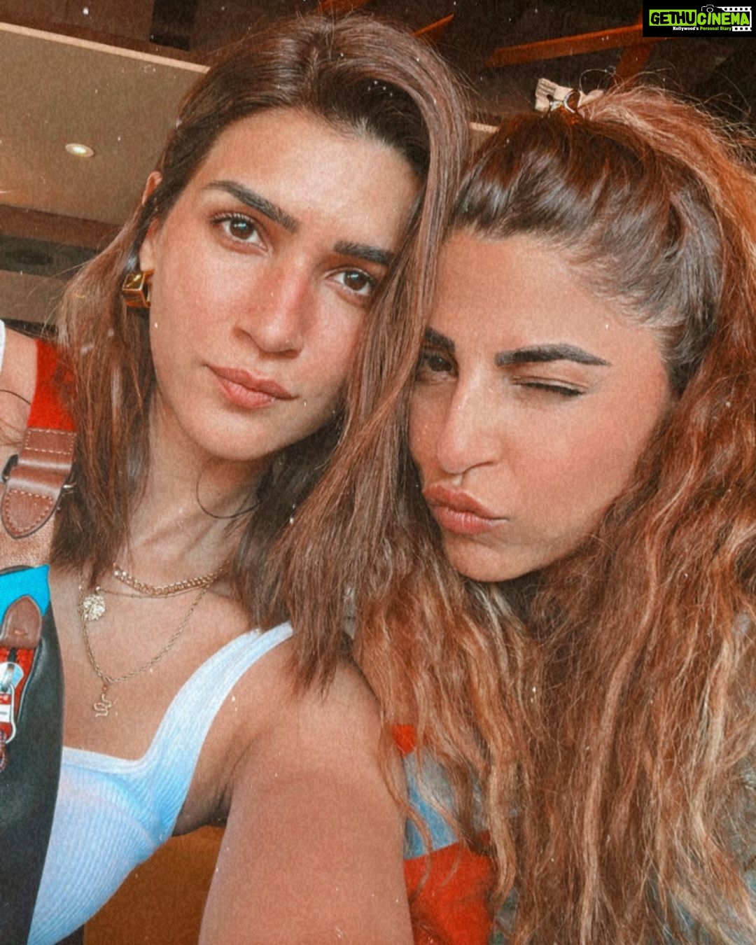 Kriti Sanon Instagram - Chaotic - Super Fun - Memorable From missing flights to forgetting phones in cabs, to magic shows, pouts, butterflies, songs on streets and incredible nights.. Vegas- thank you for a memorable weekend! π₯³π«Άπ»π @nupursanon @sukritigrover