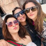 Kriti Sanon Instagram - Chaotic - Super Fun - Memorable From missing flights to forgetting phones in cabs, to magic shows, pouts, butterflies, songs on streets and incredible nights.. Vegas- thank you for a memorable weekend! 🥳🫶🏻💋 @nupursanon @sukritigrover