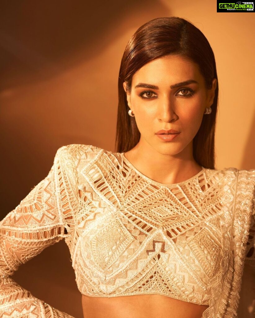 Kriti Sanon Instagram - This year is turning out to be super special. 🥰🙏🏻🦋 #WomanOfTheYear 💃🏻 Thank you @nbt_news 🙏🏻✨