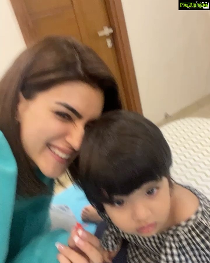 Kriti Sanon Instagram - The kinda love I needed ♥️♥️ Had the best time meeting my girls and their lil girls.. Maasi’s lil dolls! 😍🫶🏻 @ayushi.tayal @kriti_baveja our girl gang’s gettin bigger 🤪 We should do this more often! 😘 love you guys!!