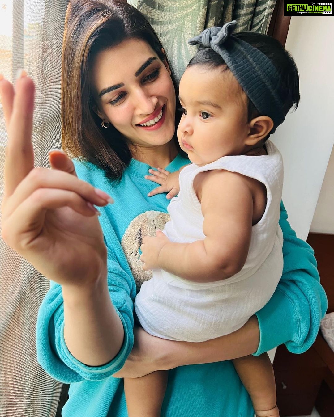 Kriti Sanon Instagram - The kinda love I needed ♥️♥️ Had the best time meeting my girls and their lil girls.. Maasi’s lil dolls! 😍🫶🏻 @ayushi.tayal @kriti_baveja our girl gang’s gettin bigger 🤪 We should do this more often! 😘 love you guys!!