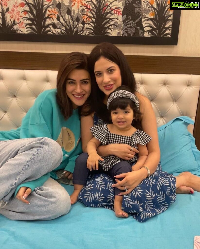 Kriti Sanon Instagram - The kinda love I needed ♥️♥️ Had the best time meeting my girls and their lil girls.. Maasi’s lil dolls! 😍🫶🏻 @ayushi.tayal @kriti_baveja our girl gang’s gettin bigger 🤪 We should do this more often! 😘 love you guys!!