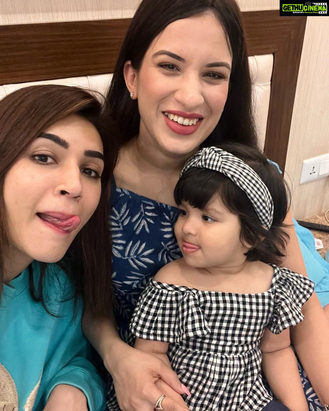 Kriti Sanon Instagram - The kinda love I needed ♥️♥️ Had the best time meeting my girls and their lil girls.. Maasi’s lil dolls! 😍🫶🏻 @ayushi.tayal @kriti_baveja our girl gang’s gettin bigger 🤪 We should do this more often! 😘 love you guys!!