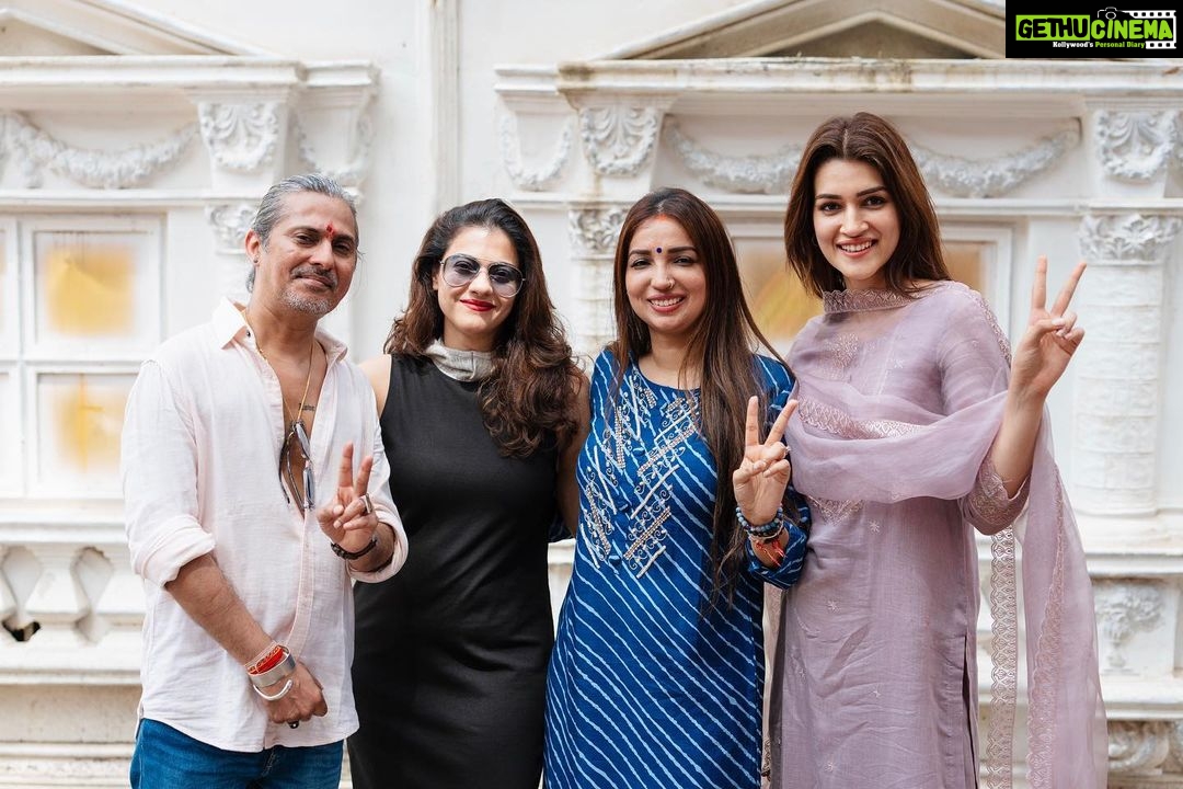 Kriti Sanon Instagram - ✌️🦋 DO PATTI begins…! This 🦋 is ready to flyyyyyy! Need all your love and blessings! @bluebutterflyfilmsofficial @netflix_in @kanika.d @kathhapictures @kajol @beatnikbob5 P.S. Missed you @nupursanon ❤️