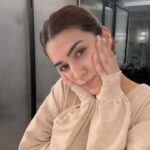 Kriti Sanon Instagram - Some ME time! 🫶🏻 Simple yet effective nighttime routine 🤌☺️ @letshyphen P.S. This video has a hint of our next Hyphen product. 🤭 Still testing so you get the best version!! Gonna take some time, but any guesses? 🤪😌