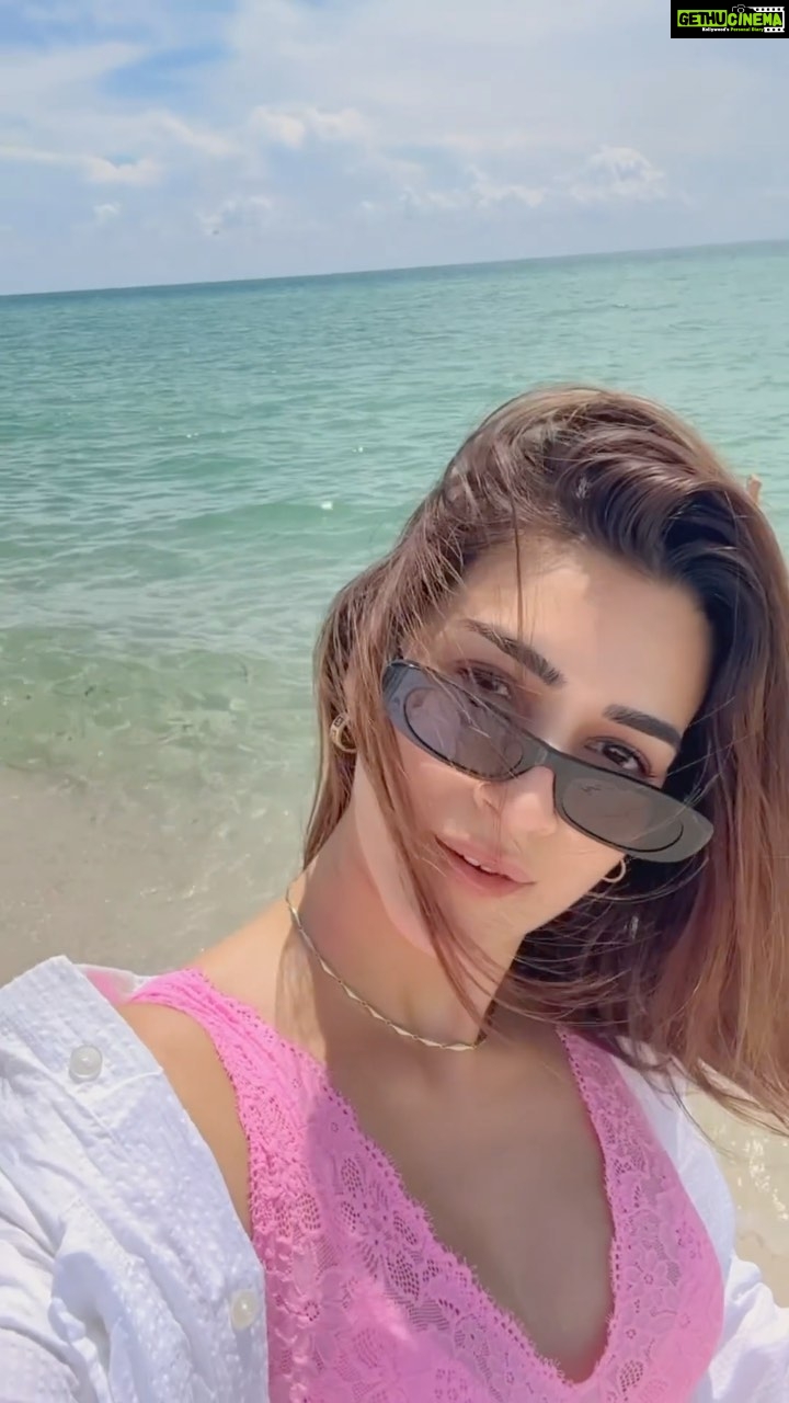 Kriti Sanon Instagram - All I need is a beach, some sunshine ☀️ and my All I Need SPF! @letshyphen 💖