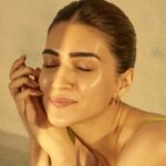 Kriti Sanon Instagram - And that's how i maintain my ✨ golden hour ✨glow! Golden Hour Glow Serum is non-sticky and fragrance free. In this serum we have HYPHENED 7 skin-glowing ingredients like: ➖ Kakadu Plum: Brightens your skin ➖ Hyaluronic Acid: Hydrates intensely ➖ Alpha Arbutin: Even-tones skin ➖ Niacinamide: Reduces Pigmentation ➖ Peptides: Plumps your skin ➖ Aloe Vera Extract: Prevents water loss ➖ Lactic Acid: Reduces the appearance of dark spots Head to letshyphen.com to HYPHEN us into your daily life! #Hyphen #LetsHyphen #HaveItAll #HyphenItAll #NewBeginnings #Skincare #GoldenHourGlowSerum #Serum #FaceSerum #GlowSerum #Hydration #SkincareEssentials #NewLaunch #CleanBeauty #VeganSkincare #PetaCertified #SustainableBeauty