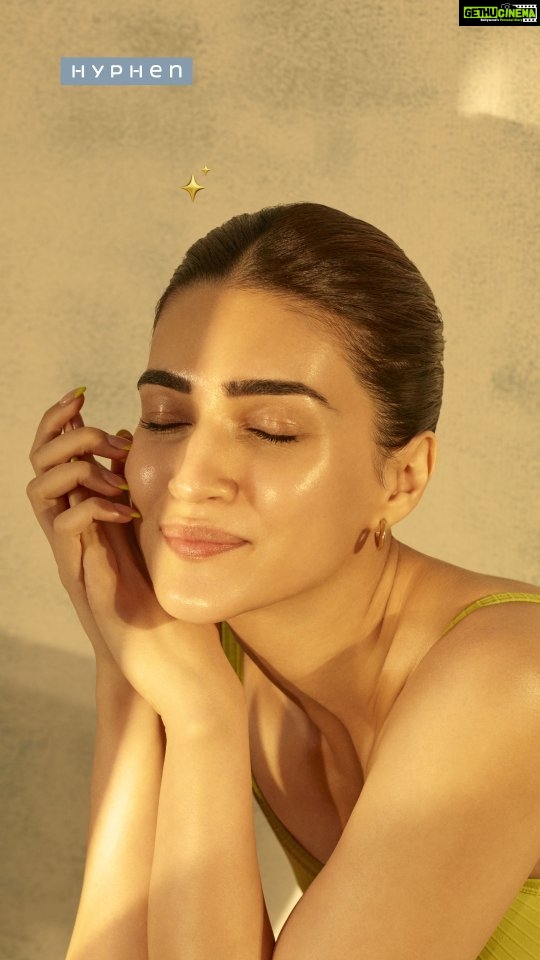 Kriti Sanon Instagram - And that's how i maintain my ✨ golden hour ✨glow! Golden Hour Glow Serum is non-sticky and fragrance free. In this serum we have HYPHENED 7 skin-glowing ingredients like: ➖ Kakadu Plum: Brightens your skin ➖ Hyaluronic Acid: Hydrates intensely ➖ Alpha Arbutin: Even-tones skin ➖ Niacinamide: Reduces Pigmentation ➖ Peptides: Plumps your skin ➖ Aloe Vera Extract: Prevents water loss ➖ Lactic Acid: Reduces the appearance of dark spots Head to letshyphen.com to HYPHEN us into your daily life! #Hyphen #LetsHyphen #HaveItAll #HyphenItAll #NewBeginnings #Skincare #GoldenHourGlowSerum #Serum #FaceSerum #GlowSerum #Hydration #SkincareEssentials #NewLaunch #CleanBeauty #VeganSkincare #PetaCertified #SustainableBeauty