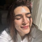 Kriti Sanon Instagram – Sunkissed – Hydrated – Happy
☀️🧖‍♀️💧🥰

Fresh out of shower, sitting in the sunlight- besttttt feeling ☀️♥️
