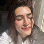 Kriti Sanon Instagram - Sunkissed - Hydrated - Happy ☀️🧖‍♀️💧🥰 Fresh out of shower, sitting in the sunlight- besttttt feeling ☀️♥️