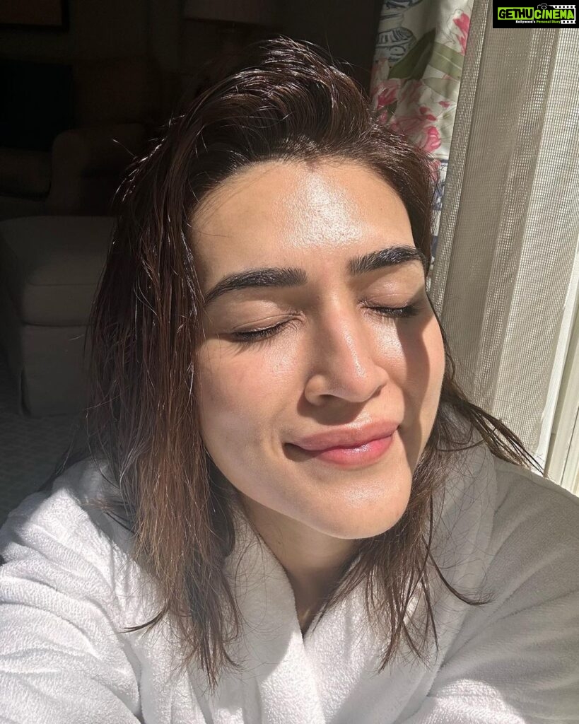 Kriti Sanon Instagram - Sunkissed - Hydrated - Happy ☀️🧖‍♀️💧🥰 Fresh out of shower, sitting in the sunlight- besttttt feeling ☀️♥️