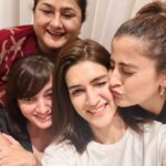 Kriti Sanon Instagram - Surrounded by love and loved ones ❤️ So much Gratitude in my heart 🙏🏻🦋