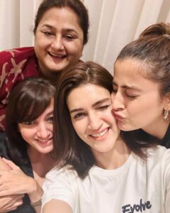 Kriti Sanon Instagram - Surrounded by love and loved ones ❤️ So much Gratitude in my heart 🙏🏻🦋