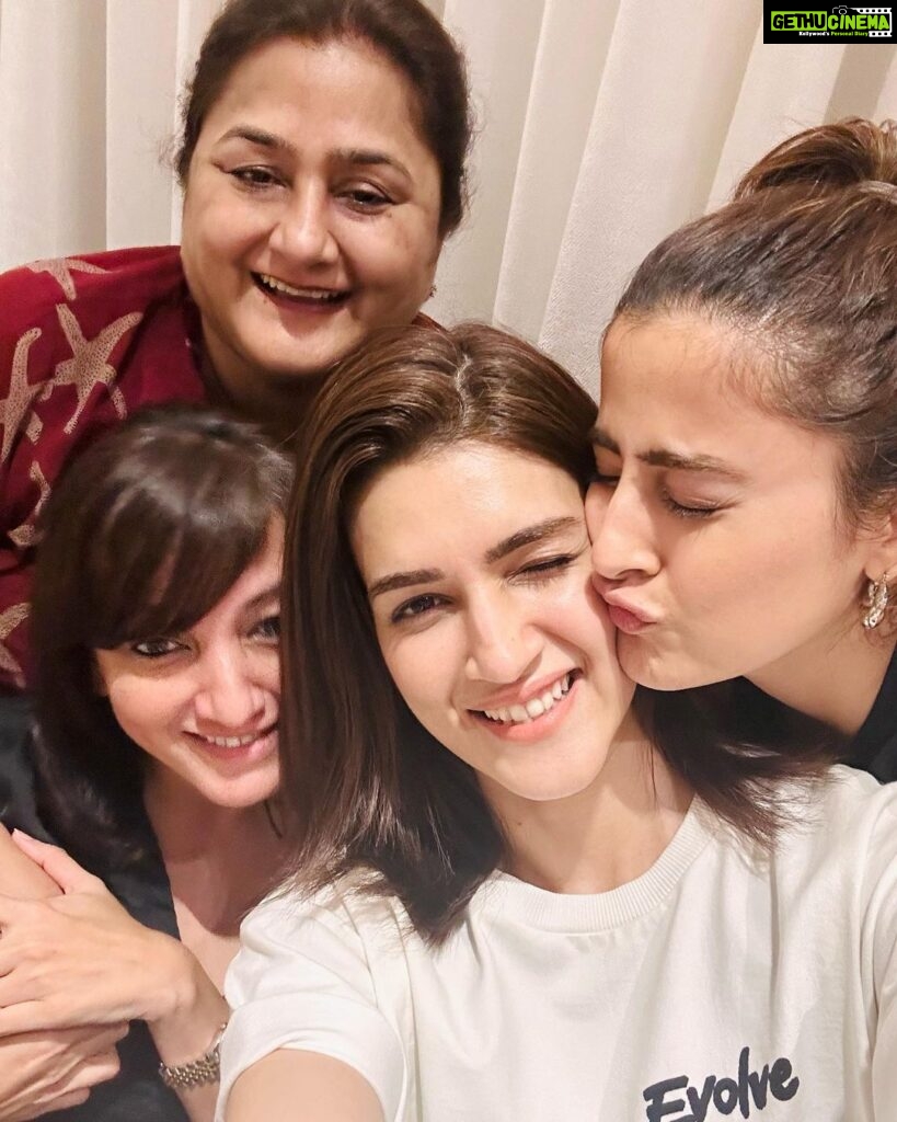 Kriti Sanon Instagram - Surrounded by love and loved ones ❤️ So much Gratitude in my heart 🙏🏻🦋