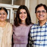 Kriti Sanon Instagram - ✌️🦋 DO PATTI begins…! This 🦋 is ready to flyyyyyy! Need all your love and blessings! @bluebutterflyfilmsofficial @netflix_in @kanika.d @kathhapictures @kajol @beatnikbob5 P.S. Missed you @nupursanon ❤️
