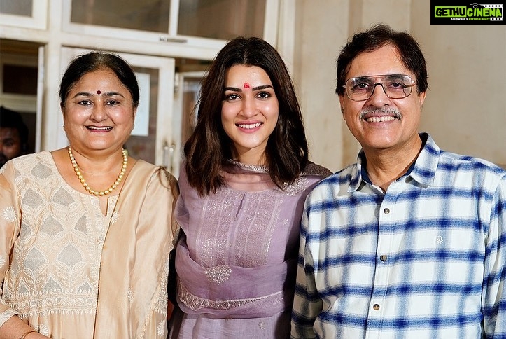 Kriti Sanon Instagram - ✌️🦋 DO PATTI begins…! This 🦋 is ready to flyyyyyy! Need all your love and blessings! @bluebutterflyfilmsofficial @netflix_in @kanika.d @kathhapictures @kajol @beatnikbob5 P.S. Missed you @nupursanon ❤️