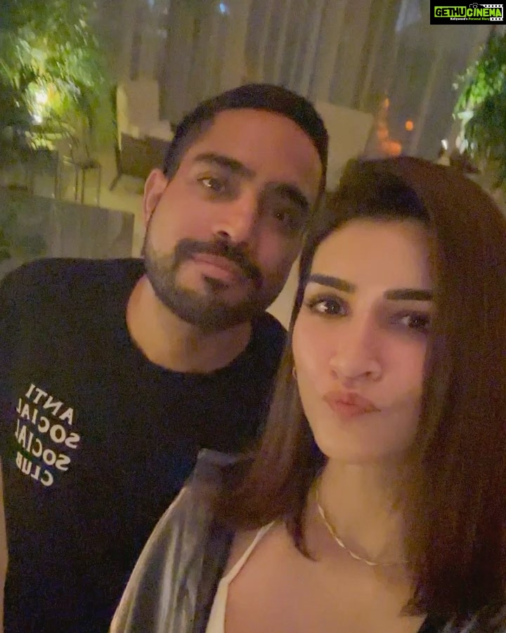 Kriti Sanon Instagram - #CousinsTrip - a first of many more to come! Travelled to the other side of the world to meet & hang.. and it felt so so good! From intense life chats to teaching few words of marathi to ludo matches to just having the best time❤️ Missing already! @nupursanon @larora92 @kulinarora Our generation isn’t great with keeping in touch.. and at times you realise how important it is to make an effort to stay connected! ♾️❤️ Gotta try and do this every year guys! Maybe next time with the whole gang! 🤪🫶🏻