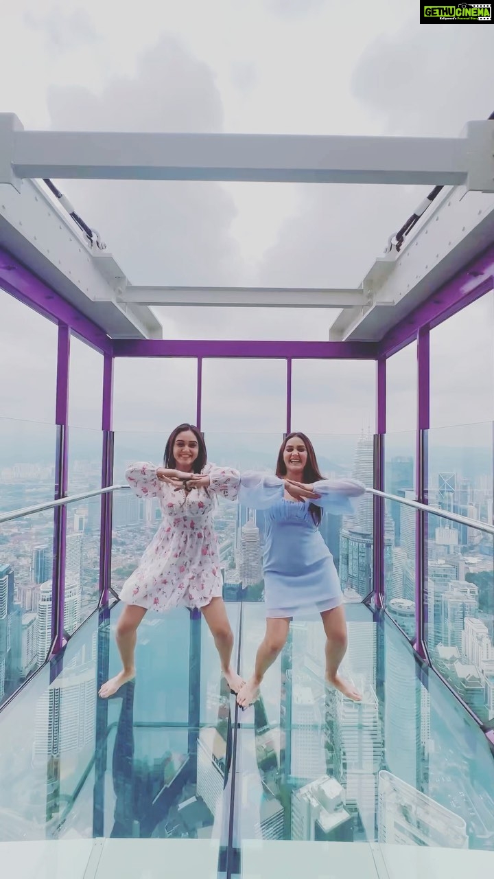 Kritika Sharma Instagram - UP IN THE SKY ! We were allowed to be in the skybox for 1.40 mins only and we managed to do some fun hahaha ! #sharmasisters #reels #reelsinstagram #reelkarofeelkaro #vacay #travelreels #tanyasharma