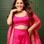 Kritika Sharma Instagram - Oo mere mahiye jinna sona! Outfit @aravesh_sb Styled by @dhruviiijain Assisted by @malhaarpragwat_ 📸 @jaiveer.arora MUA @hsmschoolofmakeupandhair ##dhaval #indian #pink #omeremahiyejinnasohna❤️😘nakoihoyanakoihona😘❤️ #dance