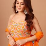 Kritika Sharma Instagram - Khushi khushi pehena tera diya gehena 🧡 #gulimata #guli_mata_challenge #jenniferwinget #saadlamjarred @saadlamjarred1 @jenniferwinget1 Outfit @aravesh_sb Styled by @dhruviiijain Assisted by @malhaarpragwat_ MUA @hsmschoolofmakeupandhair Shot by @jaiveer.arora #arabicsong #indiangirl #trendingreels