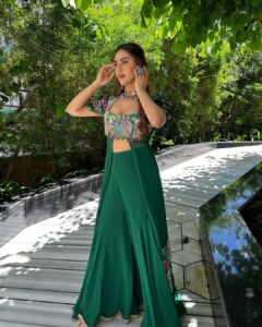 Krystle D'Souza Instagram - Day 1 of ganpati bappa ! 

Outfit: @vastra_by_ps
Jewellery: @shringaaar.theethnicstory
PR : @vblitzcommunications
.
.
#ganpati #festival #festive #festiveoutfit #ganeshchaturthi