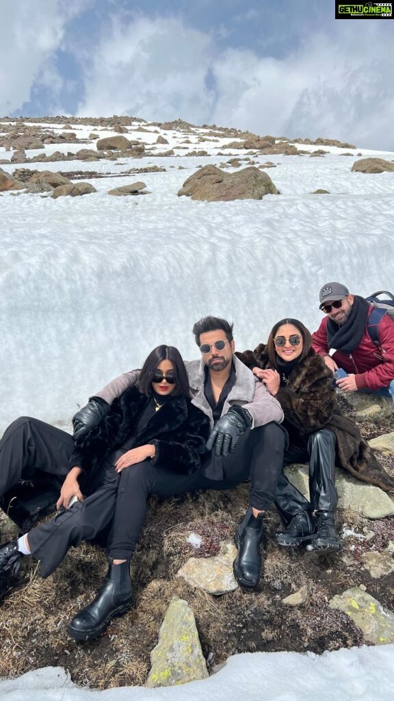 Krystle D'Souza Instagram - Reminiscing Kashmir while I book my next one back now @omgluxuryholiday 🎿 Bucket list - 1) see snow ☑️ 2) Learn to ski 🔲 (pending)