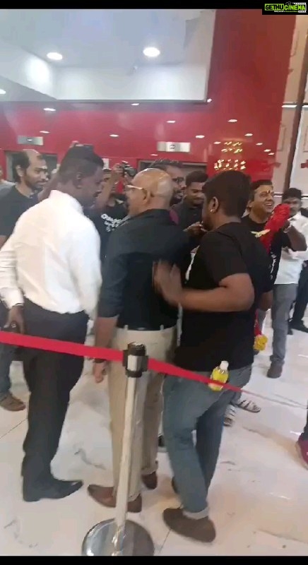Kushboo Instagram - This man, the SUPERSTAR of all times, @rajinikanth never fails to entertain. Look at the frenzy in Singapore. #StylestyledhaanSuperstyledhaan #superstarstyledhaan #jailer #rajinikanth ❤️❤️❤️❤️