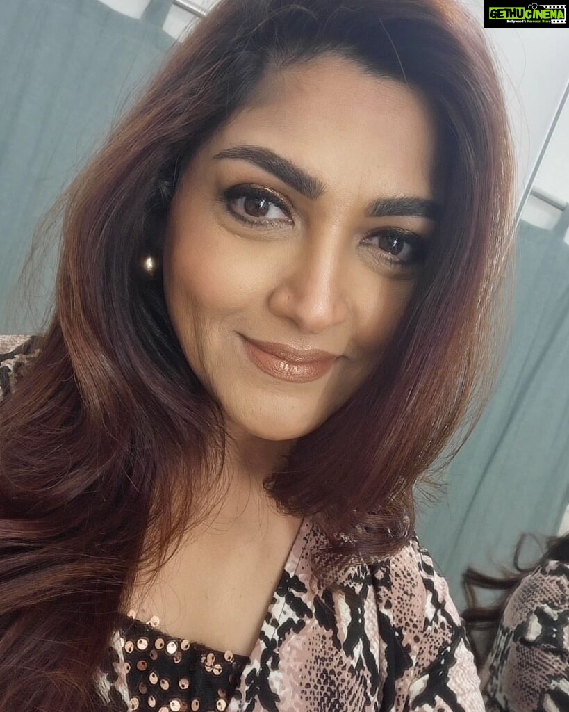Kushboo Instagram - Smile is a solution to many problems. Keep smiling. 😊😊❤️❤️❤️