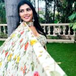 Lahari Shari Instagram - 🌼 Embracing the sunshine and blooming with joy in this garden of happiness! 🌞✨ Stylist : @adamohyd Attire : @ohanahyd #SmileAndShine #GardenVibes #HappyDays #NatureNutures #SmileOn #HappyVibes #GardenBliss #SmilingFromWithin #NatureTherapy Hyderabad