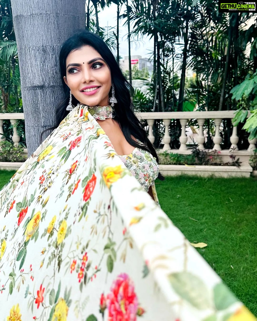 Lahari Shari Instagram - πΌ Embracing the sunshine and blooming with joy in this garden of happiness! πβ¨ Stylist : @adamohyd Attire : @ohanahyd #SmileAndShine #GardenVibes #HappyDays #NatureNutures #SmileOn #HappyVibes #GardenBliss #SmilingFromWithin #NatureTherapy Hyderabad