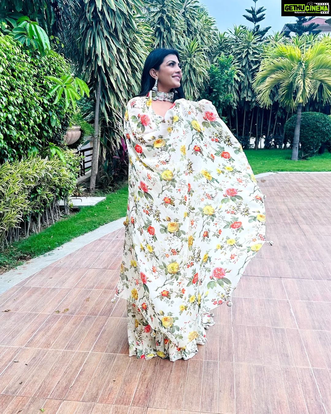 Lahari Shari Instagram - πΌ Embracing the sunshine and blooming with joy in this garden of happiness! πβ¨ Stylist : @adamohyd Attire : @ohanahyd #SmileAndShine #GardenVibes #HappyDays #NatureNutures #SmileOn #HappyVibes #GardenBliss #SmilingFromWithin #NatureTherapy Hyderabad
