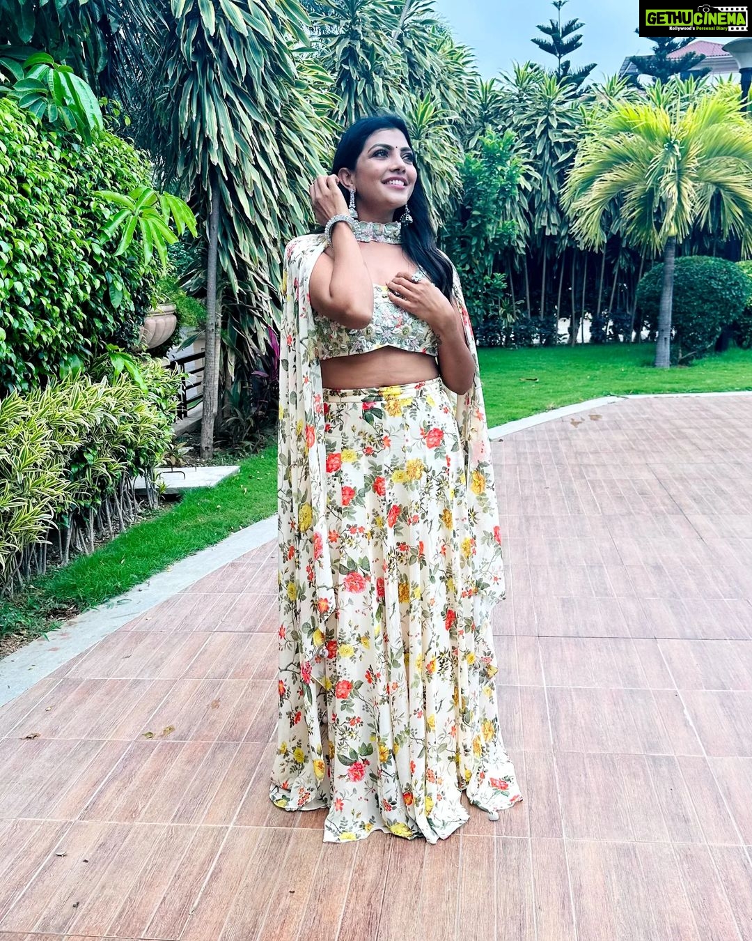 Lahari Shari Instagram - πΌ Embracing the sunshine and blooming with joy in this garden of happiness! πβ¨ Stylist : @adamohyd Attire : @ohanahyd #SmileAndShine #GardenVibes #HappyDays #NatureNutures #SmileOn #HappyVibes #GardenBliss #SmilingFromWithin #NatureTherapy Hyderabad