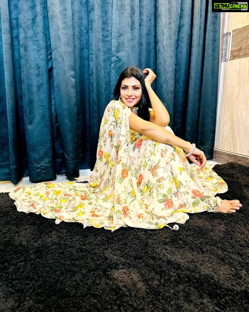 Lahari Shari Instagram - Feeling like a desi diva in this traditional ensemble! 😍✨ Rocking the ethnic vibes and loving every moment of it. 😊 Stylist : @adamohyd Attire : @ohanahyd #TraditionalWearGoals #SmilingAndPosing #HappyVibes #TraditionalVibes #CultureQeen #HappyPosing #FeelingFabulous #CultureLove #HappySmile Hyderabad