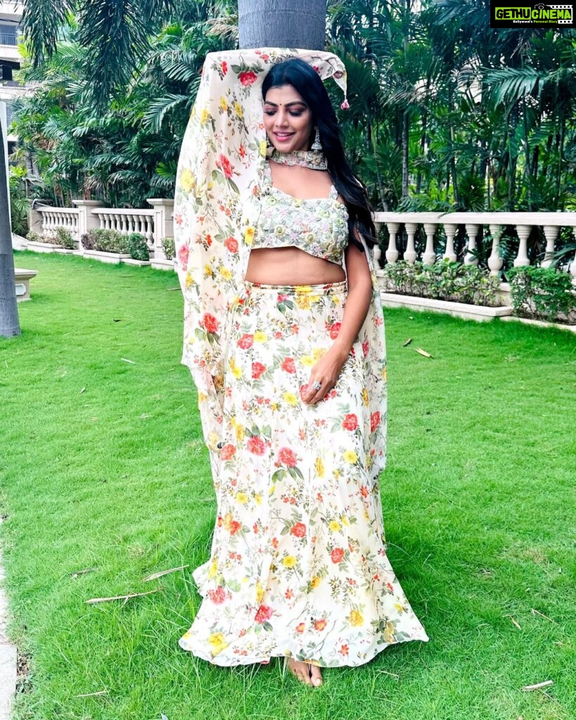 Lahari Shari Instagram - Feeling tree-mendously happy, all the good vibes 🌳✨ Posing like a boss, hands up in the air, smiling like there's no care! Living my best life, embracing the joy of the moment. 🌻😇🦚 Stylist : @adamohyd Attire : @ohanahyd #HappyVibes #PositivityOverload #LivingMyTruth #TreeHugger #SmileMore #GoodTimes #TreeLove #NatureIsMyHappyPlace #SmileOnMyFace Hyderabad