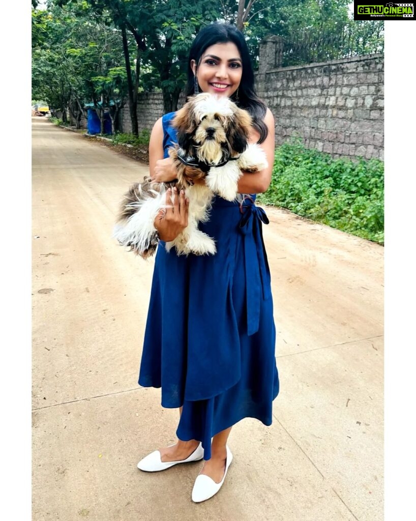 Lahari Shari Instagram - Sunday snuggles with my fur baby 🐶✨ Bringing joy and smiles to my day! 😄💕 #SundayVibes #FurBabyLove #HappinessOverload #HappyTimes #DogLove #WeekendFeels #SundayFunday #PawsomeCompanion #HappinessIsADog Designer and Stylist : @adamohyd Hyderabad