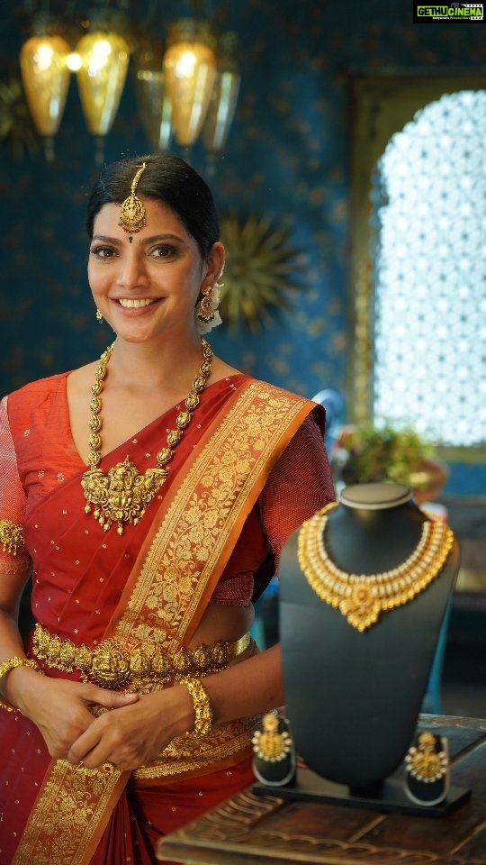 Lahari Shari Instagram - Just living that glitz and glamour life πβ¨ Behind the scenes of the most dazzling jewellery ad shoot ever! Feeling like a true diamond diva ππ @brandhousehyd #BTS #JewelleryAd #GlitzAndGlamour #DiamondDiva Brand House - Production House in Hyderbad www.Brandhouseindia.in Hyderabad
