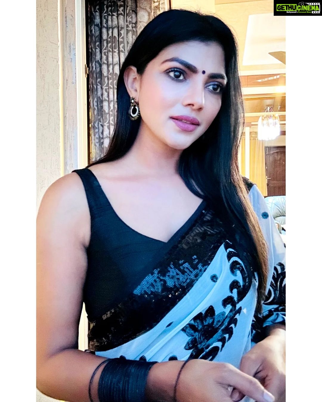 Lahari Shari Instagram - Lost in the depths of my thoughts, Standing on my balcony, with a smile that hides all the chaos within, capturing my happy moments from this dramatic stage called life ✨ #DramaticMood #BehindTheSelfie #SelfieWithAView #Happiness #Life Hyderabad