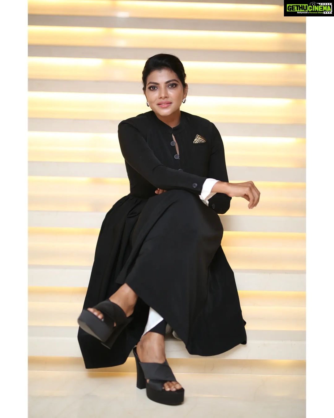Lahari Shari Instagram - Captivated by the mesmerizing teaser launch of Spark Movie last night, showcasing its brilliance in Telugu, Tamil, Hindi, Kannada, and Malayalam languages. A true testament to the power of cinema crossing boundaries, sparking imagination and uniting audiences. š„š Designer and Stylist : @adamohyd Clicks : @ganeshpeddireddy #SparkMovie #MultilingualMagic #TeaserLaunch Hyderabad