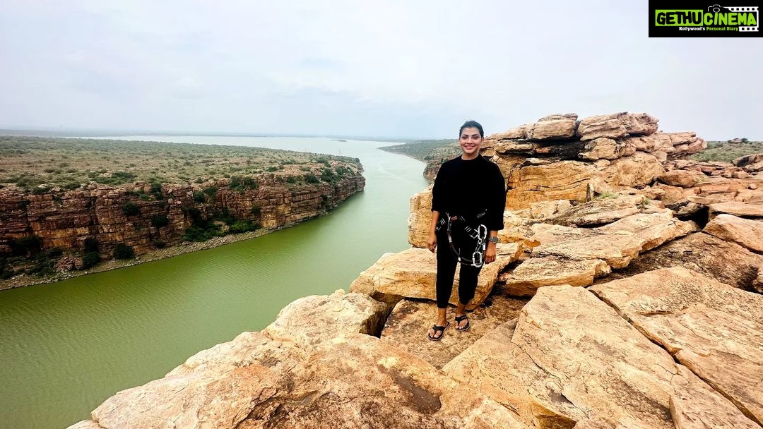 Lahari Shari Instagram - Ready to soar above the breathtaking landscapes at Gandikota Rope Way! π‘ Hold on tight as we embark on an exhilarating adventure with stunning views that will leave you breathless. Get your adrenaline pumping and create unforgettable memories. Let's do this! π« #GandiKotaRopeWay #AdventureAwaits #ThrillSeekers #RopeWayAdventure #HighAboveTheClouds #Gandikota Gandikotahilltopcamping