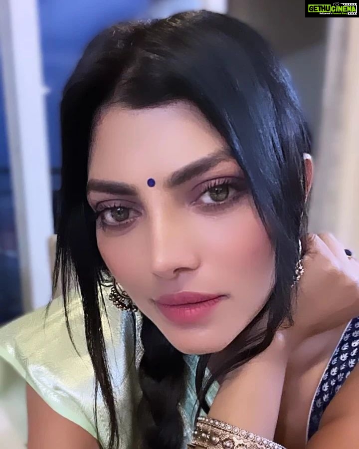 Lahari Shari Instagram - Starting my Saturday morning with a smile! Embracing tradition and feeling grateful for all the blessings. Wishing you all a beautiful weekend ahead! 🌻🌻 #SaturdayMorning #TraditionalLook #Grateful #WeekendVibes #HappySaturday #Selfie Hyderabad