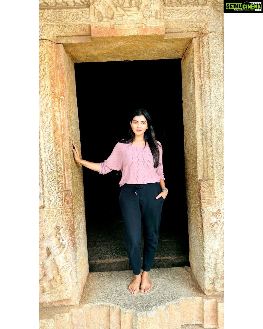 Lahari Shari Instagram - Embracing the morning, I stand at the magnificent doors of Shree Vijaya Vitthala Temple, feeling an exhilarating rush of happiness. The world fades away as I step into a realm of ancient beauty and divine grandeur. Join me in this dramatic encounter with history and spirituality.π #MorningBliss #DivineEscapade #DivineDoorways #MorningMoods #VitthalaTemple #MorningSplendor #BlisfullBignnings Vijaya Vittala Temple