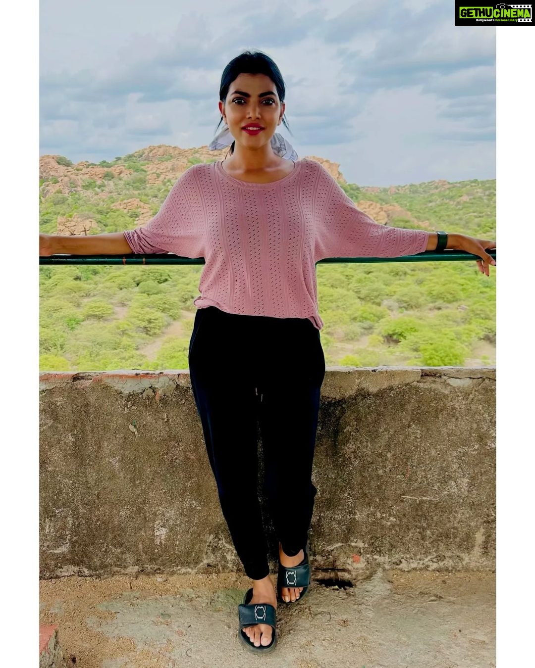Lahari Shari Instagram - Step into the majestic realm of Daroji Bear Sanctuary, where ancient legends come to life and nature's drama unfolds. Witness the untamed beauty of these magnificent creatures roaming freely, as they rule over their ancestral kingdom. Dare to enter this wild wonderland and feel the thrill of encountering the dramatic inhabitants of Hampi's hidden gem. #WildLifeEncounters #DarojiBearSanctuary #NatureDrama #WildernessEncounters #WildAndFree