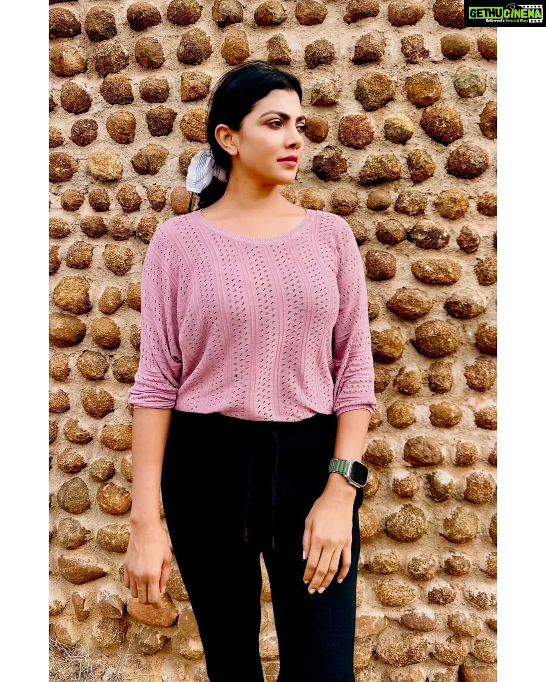 Lahari Shari Instagram - Life's too short to not stand tall and smile bright! Here's to embracing every moment of happiness in the mesmerizing beauty of Hampi 😄✨ #StandingHappy #HampiVibes #JustSmileAndShine #HampiAdventures Daroji Bear Sanctuary